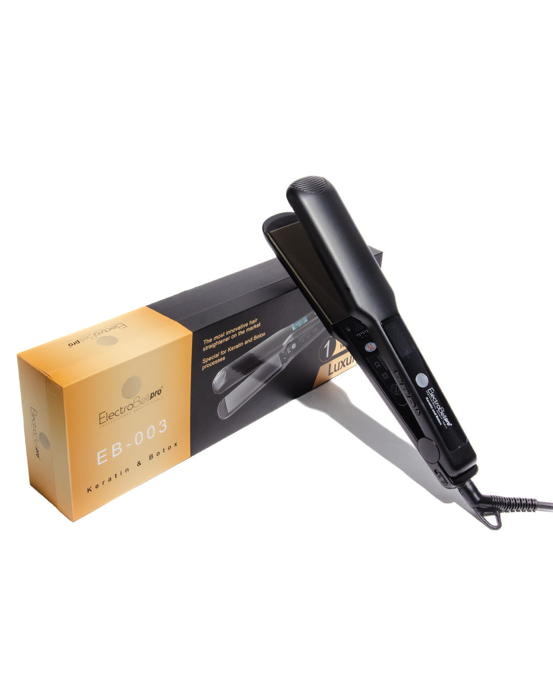 plancha-electrobell-pro-eb003-luxury-keratina.jpg Plancha para cabello profesional ElectroBell Pro EB-003 de la línea Luxury. Se muestra la plancha alisadora en color negro mate apoyada en su empaque original de diseño moderno en colores negro y dorado degradado. En la caja destaca el texto 'The most innovative hair straightener on the market. Special for Keratin and Botox processes'.