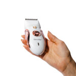 Set de depilación femenina ElectroBell Pro modelo EB-101 Lady Groomer en color rosado pastel metalizado. El dispositivo principal se muestra de frente junto a sus 5 cabezales intercambiables para rostro, cejas, bikini y cuerpo. Al fondo se encuentra su empaque original blanco y rosado con la fotografía del producto y el texto 'Lady Groomer' de la línea Professional Beauty Tools.