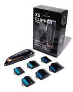Kit profesional de barbería con la máquina cortadora ElectroBell Pro modelo Fusion EB-577 en color cobre metalizado. Se muestra la máquina junto a su set de 12 piezas que incluye peines guía, aceite, brocha de limpieza y peine de mano, todo frente a su empaque original negro y dorado que destaca 'Fusion Clipper' y '12 Piece Haircut Kit'.