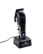 Máquina patillera y recortadora de detalles profesional ElectroBell Pro modelo EB-555 Black Panther en color negro mate con detalles dorados en la cuchilla. Se muestra la herramienta de perfil junto a sus accesorios de mantenimiento frente a su empaque original negro de lujo con letras doradas donde destaca 'Black Panther' y 'Professional Beauty Tools'.