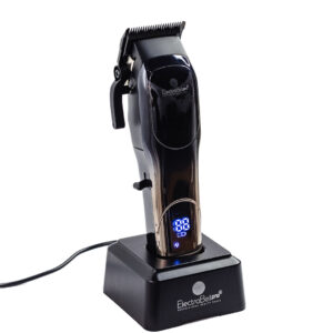 Máquina patillera y recortadora de detalles profesional ElectroBell Pro modelo EB-555 Black Panther en color negro mate con detalles dorados en la cuchilla. Se muestra la herramienta de perfil junto a sus accesorios de mantenimiento frente a su empaque original negro de lujo con letras doradas donde destaca 'Black Panther' y 'Professional Beauty Tools'.