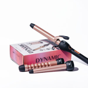 Pinza rizadora de cabello profesional marca ElectroBell Pro modelo EB-007 de la línea Dynamic en color negro mate con detalles cromados. La pinza cilíndrica se muestra de perfil junto a su empaque original de lujo en color negro, donde destacan las especificaciones técnicas en dorado: '450°F' y 'TITANIUM Plates'.