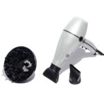 Secador de cabello profesional ElectroBell Pro de la colección Black Diamond en color blanco con detalles negros. El dispositivo se muestra junto a sus accesorios negros intercambiables (una boquilla concentradora y un difusor para colochos), posicionado frente a su empaque original negro de lujo donde se aprecian los detalles técnicos de potencia de 4000W y reducción de tiempo de secado.