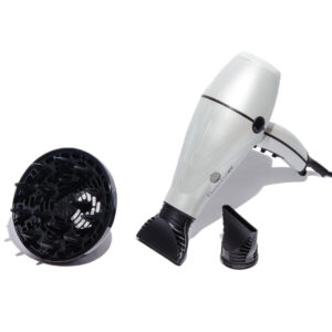 Secador de cabello profesional ElectroBell Pro de la colección Black Diamond en color blanco con detalles negros. El dispositivo se muestra junto a sus accesorios negros intercambiables (una boquilla concentradora y un difusor para colochos), posicionado frente a su empaque original negro de lujo donde se aprecian los detalles técnicos de potencia de 4000W y reducción de tiempo de secado.