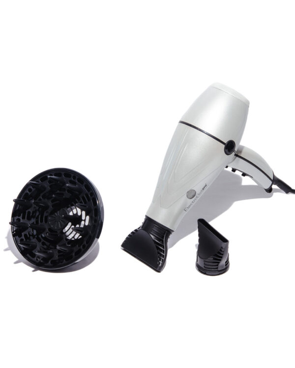 Secador de cabello profesional ElectroBell Pro de la colección Black Diamond en color blanco con detalles negros. El dispositivo se muestra junto a sus accesorios negros intercambiables (una boquilla concentradora y un difusor para colochos), posicionado frente a su empaque original negro de lujo donde se aprecian los detalles técnicos de potencia de 4000W y reducción de tiempo de secado.