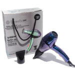 Secador de cabello profesional ElectroBell Pro de la colección Galactic en un llamativo color verde menta pastel con detalles cromados en la rejilla. El secador se muestra de perfil junto a su boquilla concentradora negra, posicionado frente a su empaque original de diseño moderno en color negro y azul oscuro donde se destacan los textos técnicos: '4000 Watts' y '40.000 RPM'.