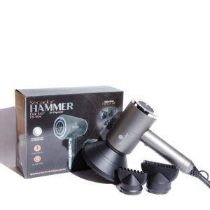 Secador de cabello compacto profesional ElectroBell Pro modelo EB-904 Hammer Barber en color gris titanio metalizado. El secador se muestra desde diferentes ángulos y de perfil, detallando sus botones de control en el mango. Se exhibe junto a su caja original gris oscura y sus 4 accesorios negros intercambiables: un difusor grande, una boquilla plana y dos boquillas con peines integrados para texturizar.
