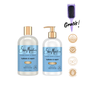 Presentación del kit Shea Moisture Manuka Honey & Yogurt Hydrate & Repair. Se observan dos frascos transparentes que dejan ver el producto color crema, decorados con llamativas etiquetas azul claro y tapas doradas (Champú con tapa rosca y Acondicionador con bomba). Acompañado de un cepillo morado con la palabra Gratis en manuscrita y emblemas dorados que garantizan un producto vegano, libre de crueldad, sulfatos y parabenos.
